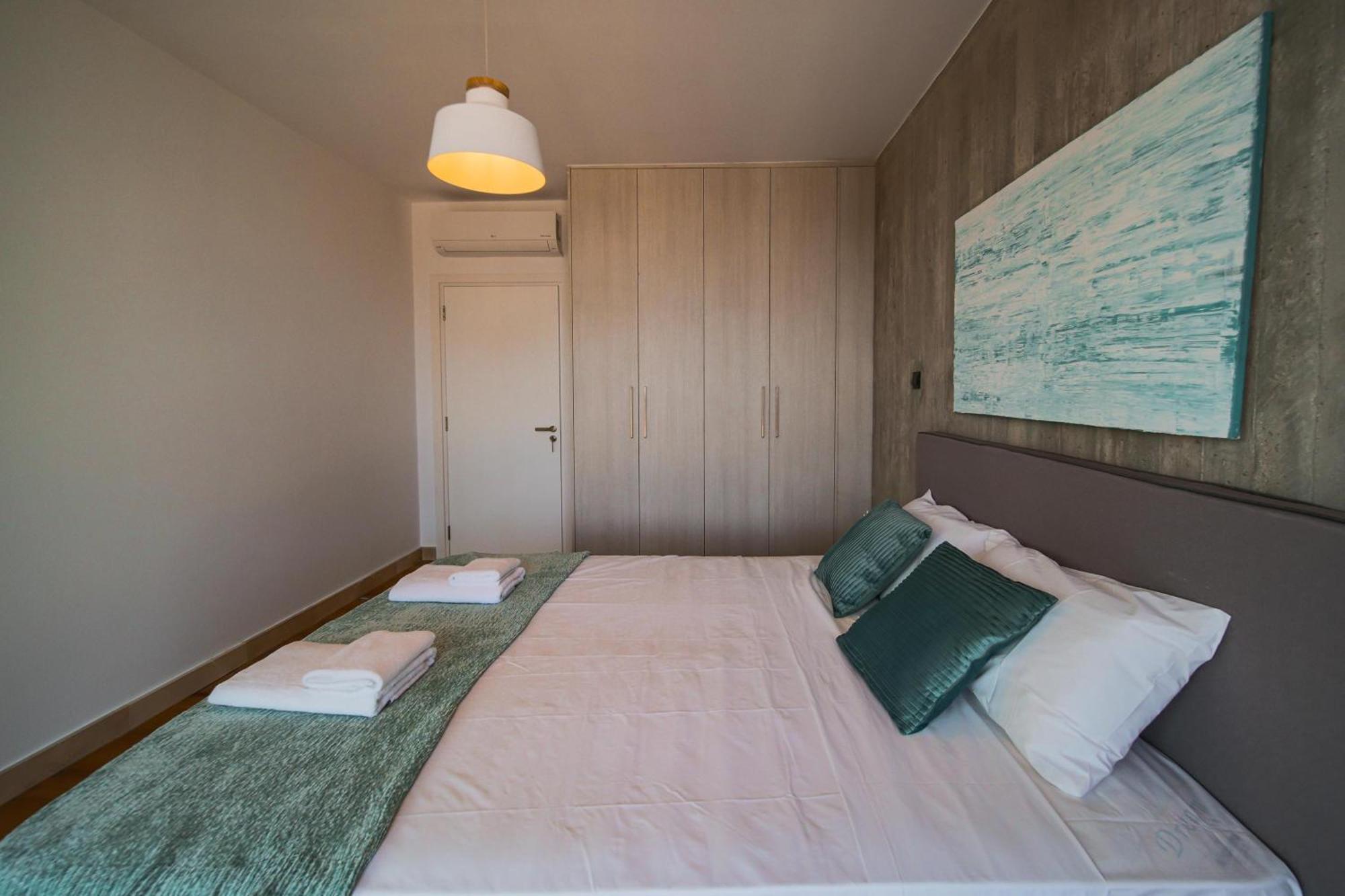 Avenue 102 1 Bed Apartment Paphos Bagian luar foto