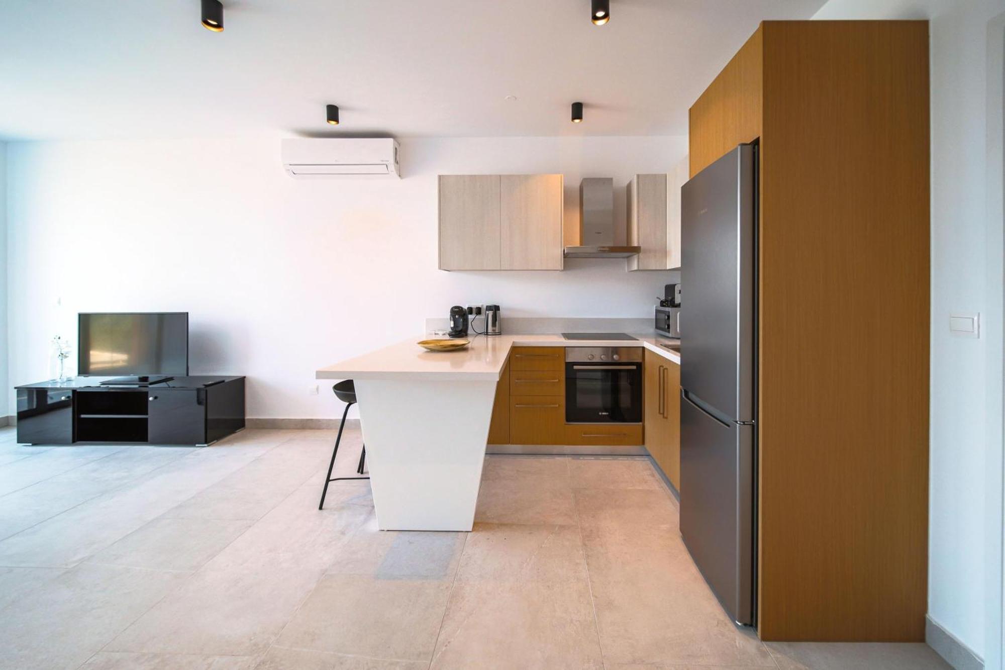 Avenue 102 1 Bed Apartment Paphos Bagian luar foto