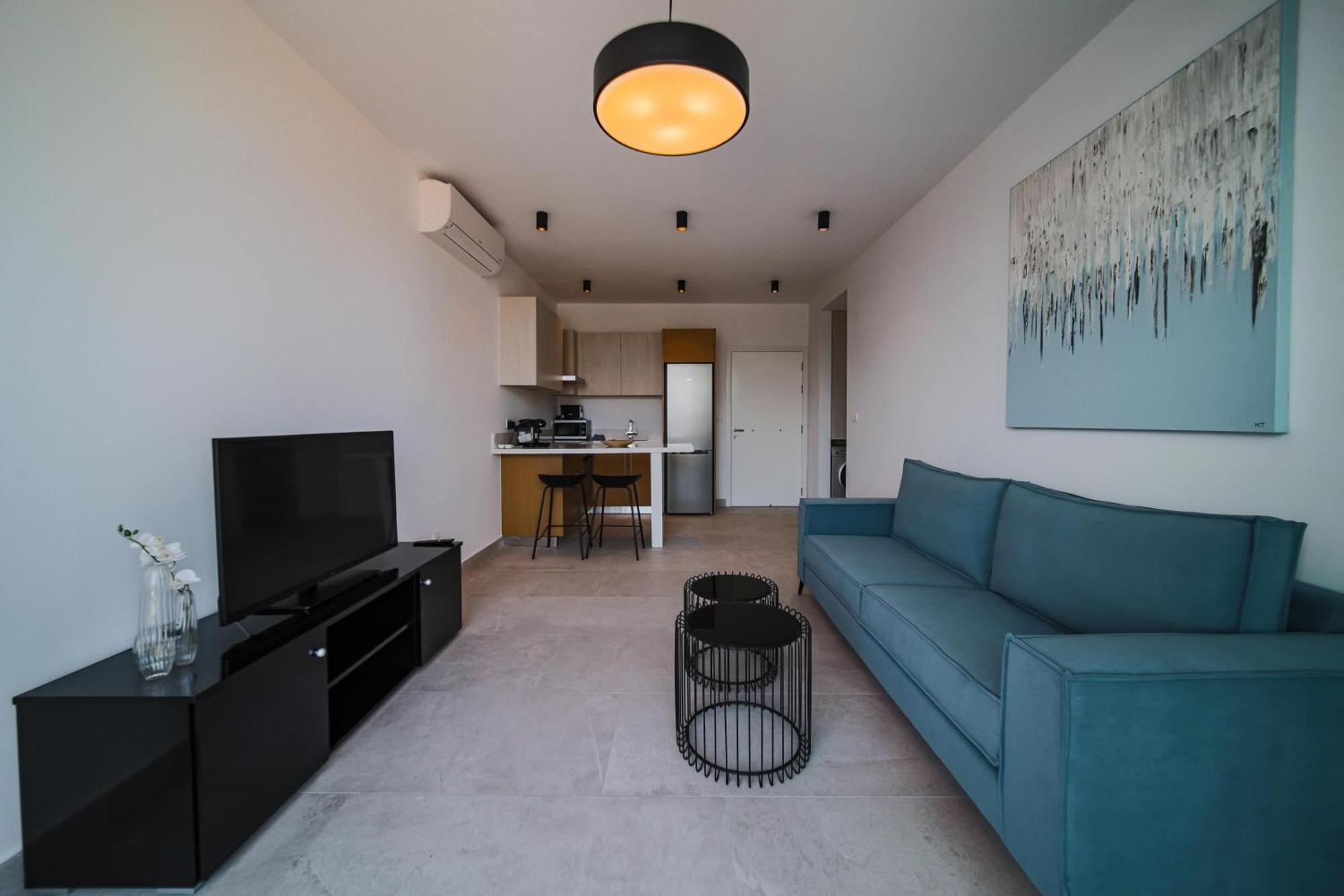 Avenue 102 1 Bed Apartment Paphos Bagian luar foto
